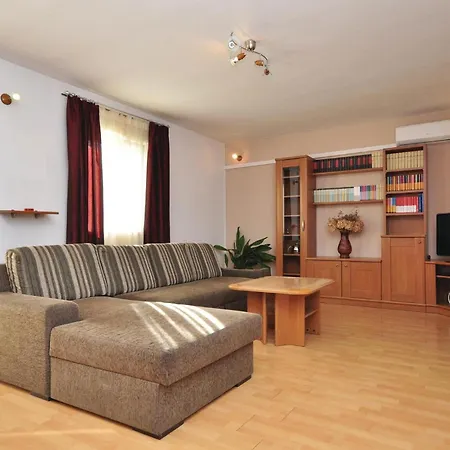 3 Bedroom Awesome In Pucisca