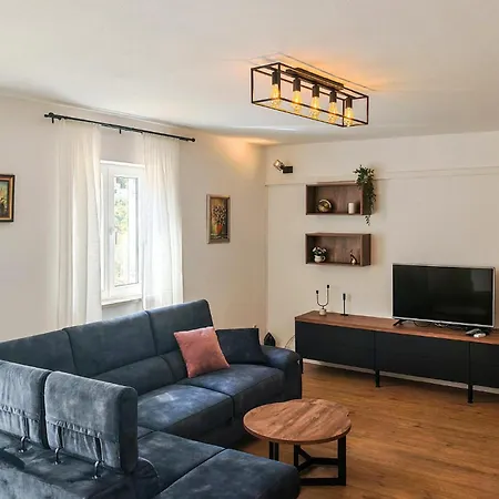 Διαμέρισμα Stunning Apartment In Pucisca With Wifi *