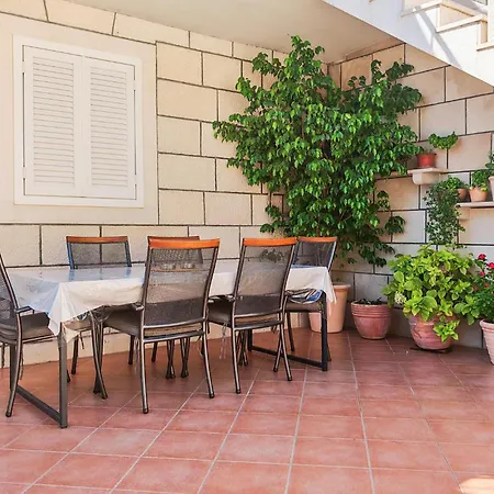 Апартаменти Stunning Apartment In Pucisca With Wifi Пучища