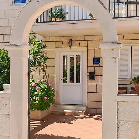 Stunning Apartment In Pucisca With Wifi *