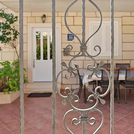 Stunning Apartment In Pucisca With Wifi * Pucisca