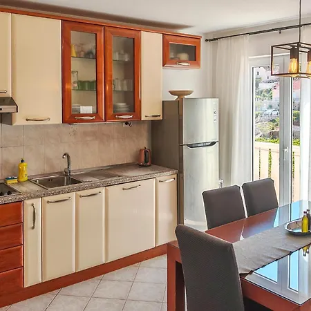 Апартаменти Stunning Apartment In Pucisca With Wifi